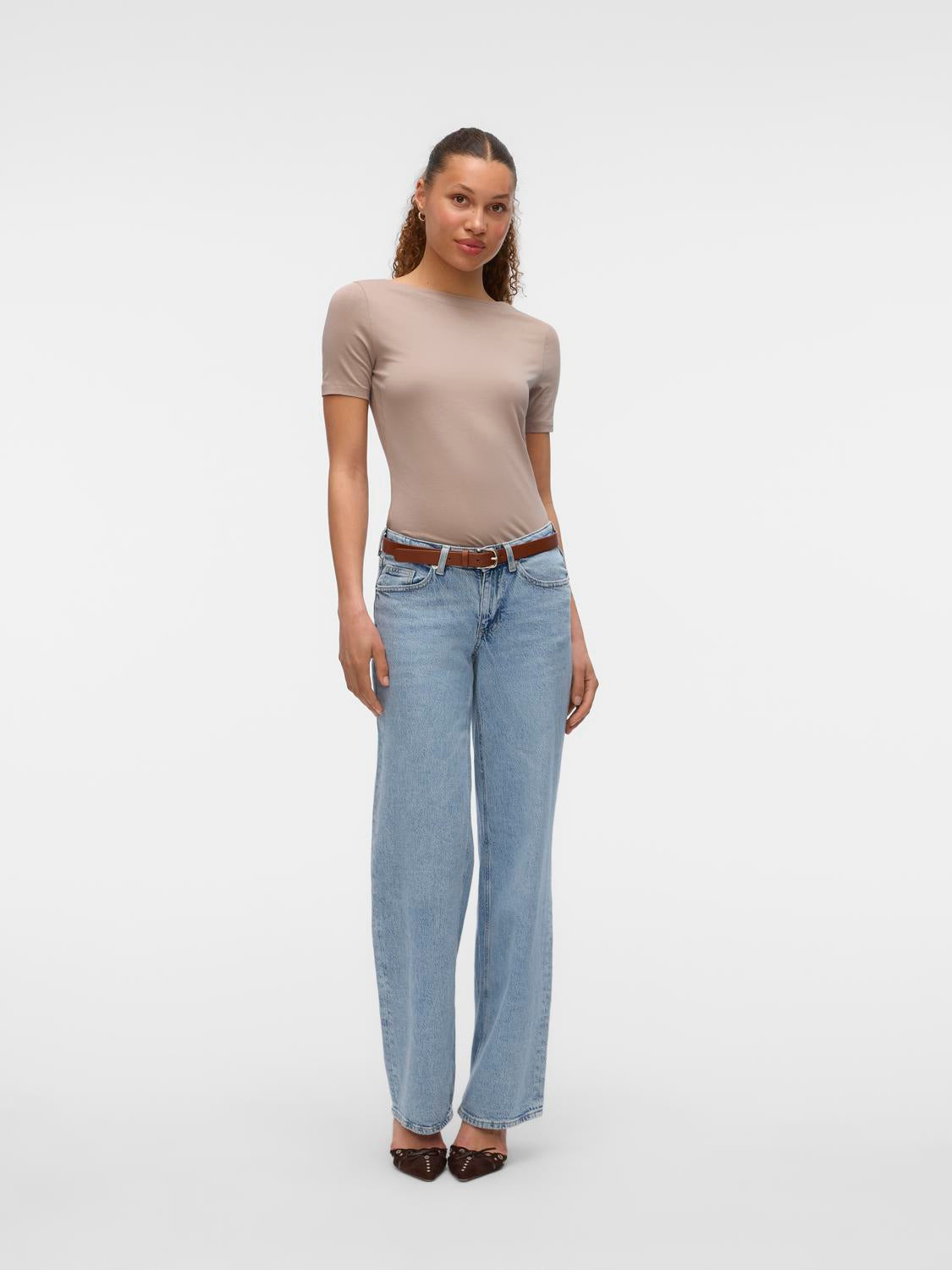 model_shot-front_full